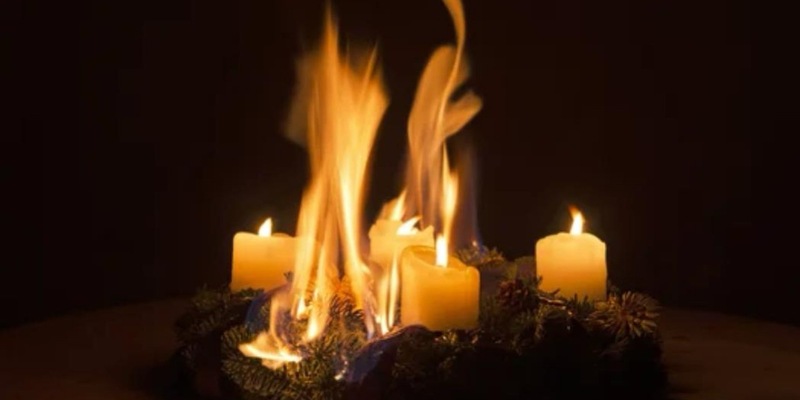 FW Dresden: Brennendes Weihnachtsgesteck führt zu starker Rauchentwicklung - Foto: presseportal.de