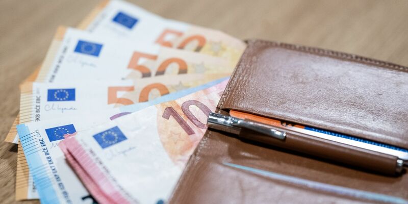 Um die Folgen verschiedener Krisen für die Beschäftigten zu lindern, hatte die Bundesregierung mit Arbeitgebern und Gewerkschaften vereinbart, in den Jahren 2023 und 2024 tarifliche Sonderzahlungen bis zu einer Höhe von 3000 Euro steuer- und abgabenfrei zu stellen. - Foto: Hannes P. Albert/dpa