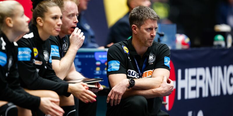 Bundestrainer Markus Gaugisch (r) verfolgt das Spielgeschehen. - Foto: dpa