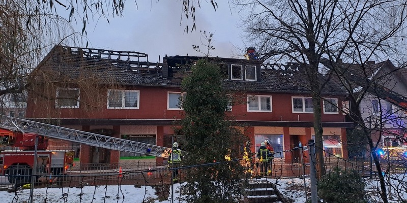 POL-ROW: ++ Fotos zum Brand des Wohn- und Geschäftshauses in der Rotenburger Innenstadt ++ - Foto: presseportal.de