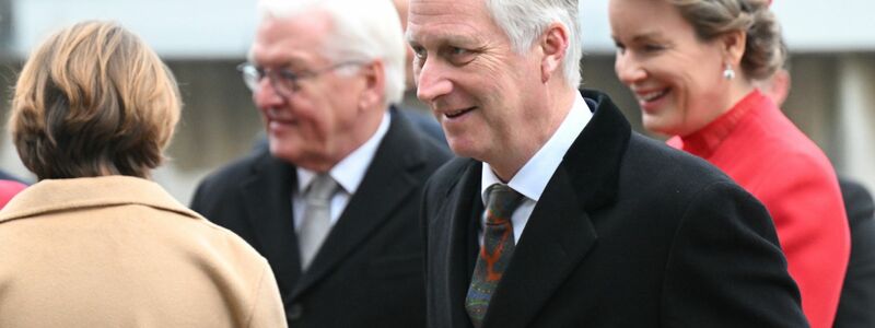 Beim Besuch eines Halbleiterunternehmens werden König Philippe und Königin Mathilde vom Bundespräsidenten Frank-Walter Steinmeier und seiner Frau Elke Büdenbender begleitet. - Foto: Robert Michael/dpa