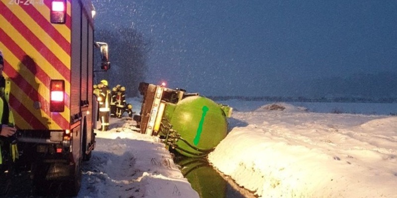 POL-CUX: Tanklastzug kommt auf sehr schmaler Straße von der Fahrbahn ab - Mit Sommerreifen auf winterglatter Fahrbahn verunfallt (Lichtbild in der Anlage) - Foto: presseportal.de