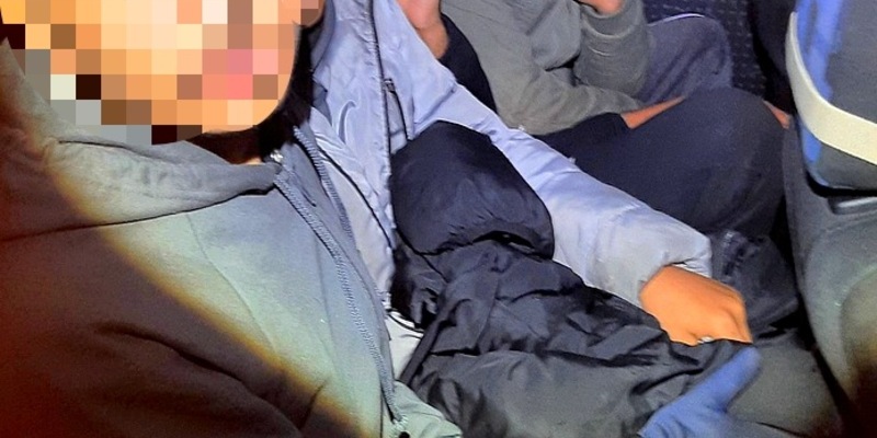 Bundespolizeidirektion München: Mutmaßliche Schleusung unter höchst widrigen Bedingungen / Stundenlang in eiskalten Kofferraum gesperrt - Hose von Urin durchnässt - Foto: presseportal.de