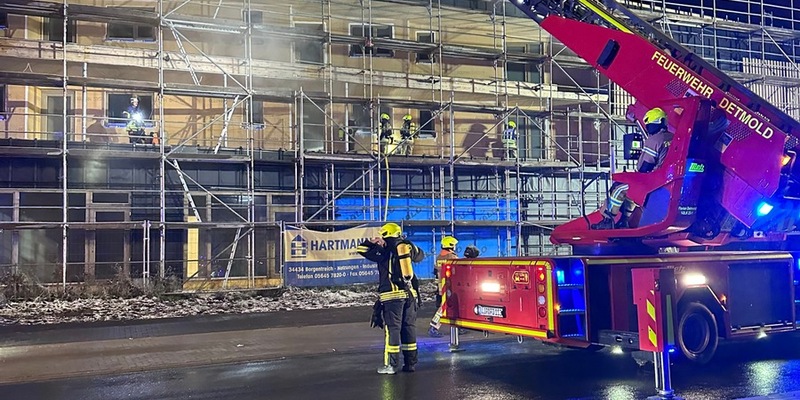 FW-DT: Brennende Fassade an Neubau - Foto: presseportal.de