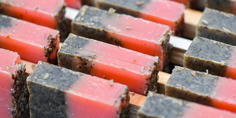 Verbrauchern macht seit Monaten die hohe Inflation zu schaffen - die Kosmetikbranche verzeichnet trotzdem ein Umsatzplus. - Foto: Patrick Pleul/ZB/dpa