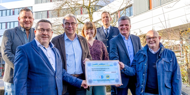 POL-LIP: Kreis Lippe/Detmold. Charity-Konzert mit dem Landespolizeiorchester NRW - 3500 Euro für Kinder und Jugendliche in Lippe gespendet. - Foto: presseportal.de