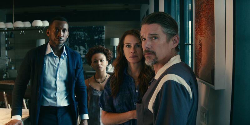 Amanda (Julia Roberts) und Clay (Ethan Hawke) wollen in einer Luxusvilla in Long Island die Welt hinter sich lassen. Da steht plötzlich G.H. (Mahershala Ali) mit seiner Tochter Ruth (Myha’la) vor der Tür. - Foto: -/©2023 Netflix/dpa