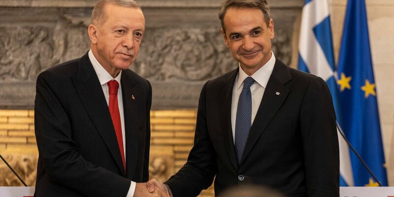Zeigten sich in Athen äußerst versöhnlich: der türkische Staatspräsident Recep Tayyip Erdogan (l) und der griechische Ministerpräsident Kyriakos Mitsotakis. - Foto: Socrates Baltagiannis/dpa