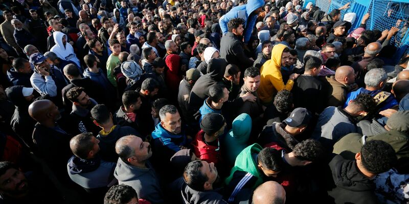 Menschen stehen in der Stadt Dair El-Balah im Gazastreifen an, um Mehl zu erhalten, das von der UN verteilt wird. - Foto: Omar Ashtawy/APA Images via ZUMA Press Wire/dpa