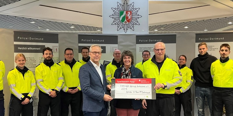 POL-DO: VU-Team der Dortmunder Polizei spendet Geld an Verkehrsunfall-Opferhilfe Deutschland - Foto: presseportal.de