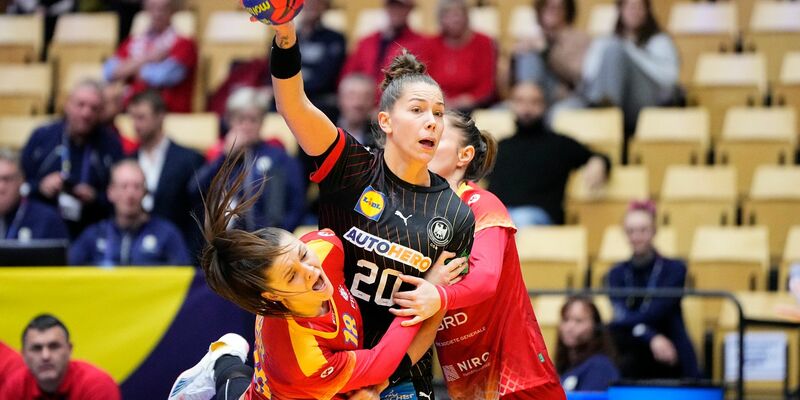 Co-Kapitänin Emily Bölk (M) und die DHB-Frauen setzten sich dank einer starken zweiten Halbzeit gegen Rumänien durch. - Foto: Bo Amstrup/Ritzau Scanpix/AP/dpa