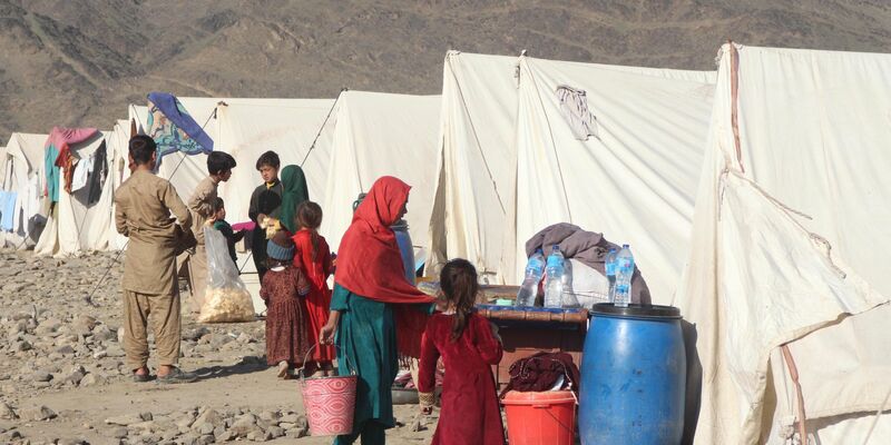 Nach der Machtübernahme der Taliban waren Hunderttausende Afghaninnen und Afghanen nach Pakistan geflüchtet. Nun kehren viele wieder zurück, auch weil Pakistan Massenabschiebungen angekündigt hat. - Foto: Aimal Zahir/XinHua/dpa