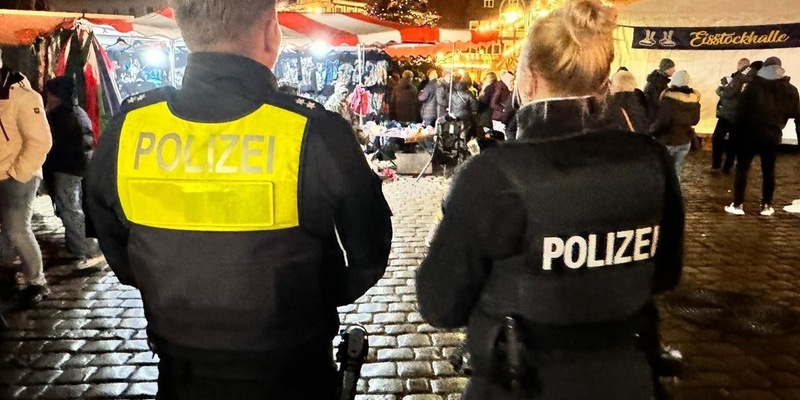POL-HI: Polizei zeigt Präsenz auf dem Alfelder Weihnachtsmarkt - Foto: presseportal.de