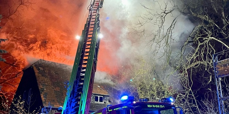 FW-RE: Erstmeldung: Ausgedehnter Gebäudebrand in leerstehender Immobilie - Foto: presseportal.de