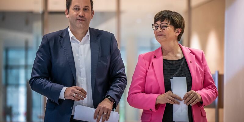 Lars Klingbeil und Saskia Esken kandidieren erneut als SPD-Doppelspitze. - Foto: Michael Kappeler/dpa