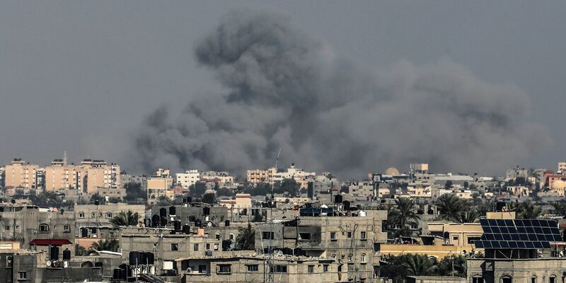Rauch steigt nach einem israelischen Luftangriff im südlichen Gazastreifen auf. - Foto: Abed Rahim Khatib/dpa