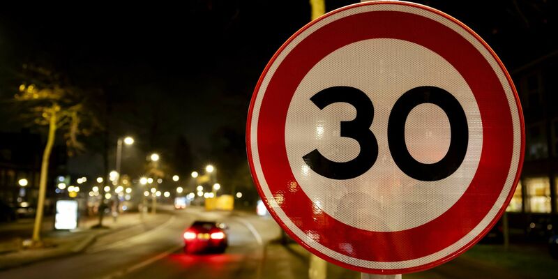 Fast 5.000 neue Geschwindigkeitsschilder wurden in Amsterdam installiert und 170 Ampeln angepasst. Die Gemeinde will einen sichereren und leiseren Verkehr in der Hauptstadt. - Foto: Robin Van Lonkhuijsen/ANP/dpa