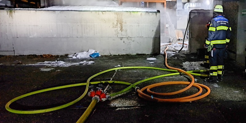 FW-M: Großraumtonnen in Flammen (Neuhausen) - Foto: presseportal.de