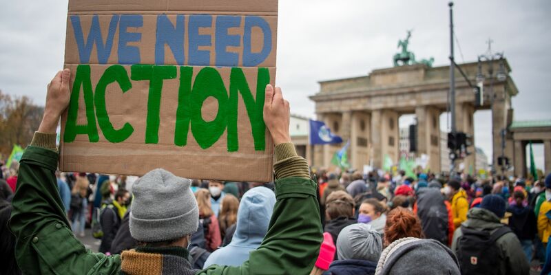 Viele Menschen setzen sich für den Kampf gegen den Klimawandel ein. Manche schauen aber auch weg. - Foto: Philipp Znidar/dpa