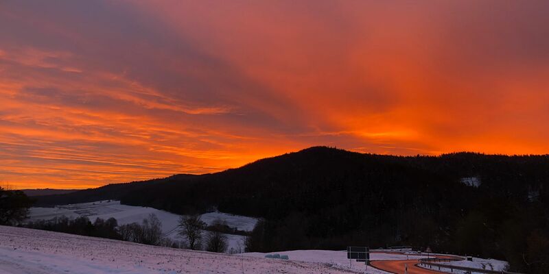 Die Sonne geht über dem Ahorntal in der Fränkischen Schweiz auf. - Foto: Kathrin Zeilmann/dpa