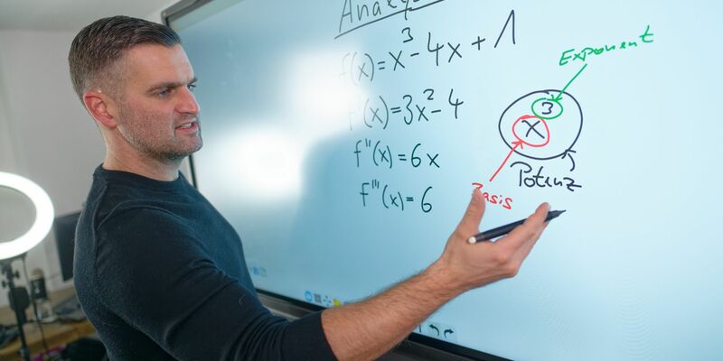 Der Mathematik-Youtuber Daniel Jung steht in seinem Videostudio, in dem er seine Mathematik-Lehrvideos aufnimmt. - Foto: Henning Kaiser/dpa