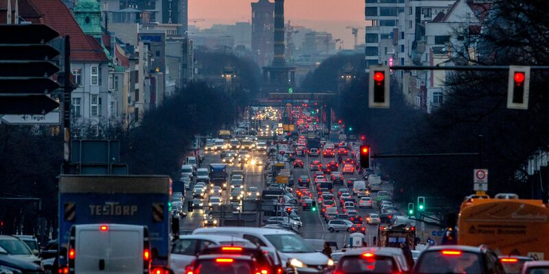 Trotz der Fortschritte beim Ausbau erneuerbarer Energien bekam die Bundesrepublik in allen Kategorien die Bewertung «mittelmäßig» und belegt unter den EU-Staaten den sechsten Platz. - Foto: picture alliance / Michael Kappeler/dpa