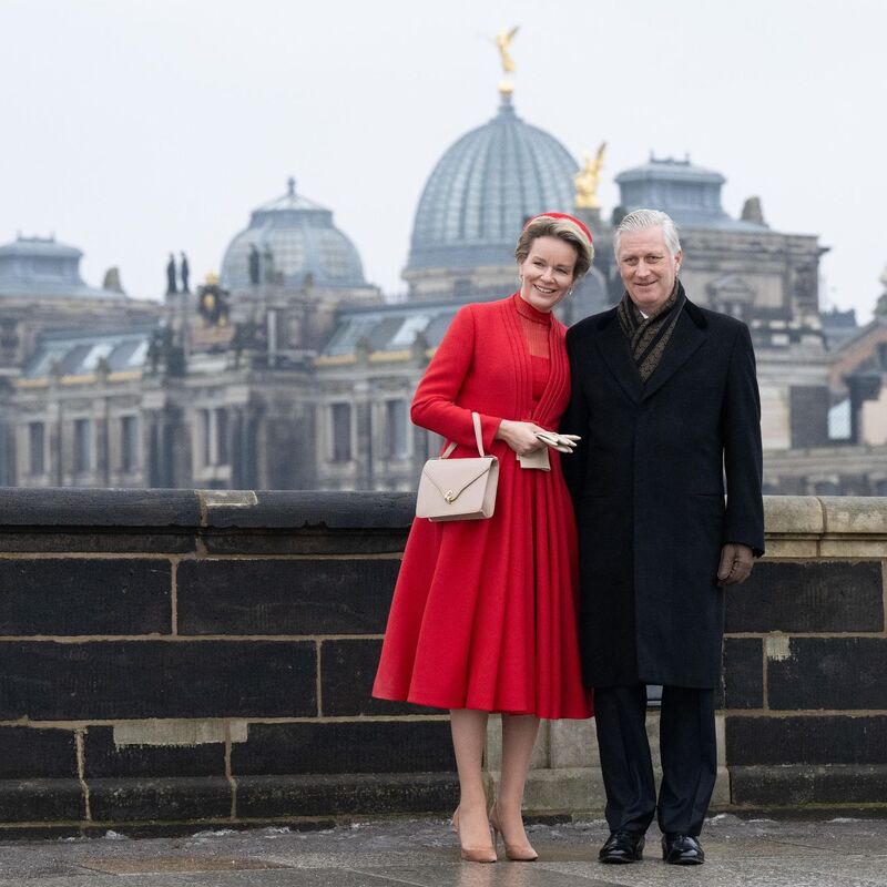 Königin Mathilde und König Philippe von Belgien stehen auf der Augustusbrücke vor der Kuppel der Kunstakedemie in Dresden. - Foto: Sebastian Kahnert/dpa