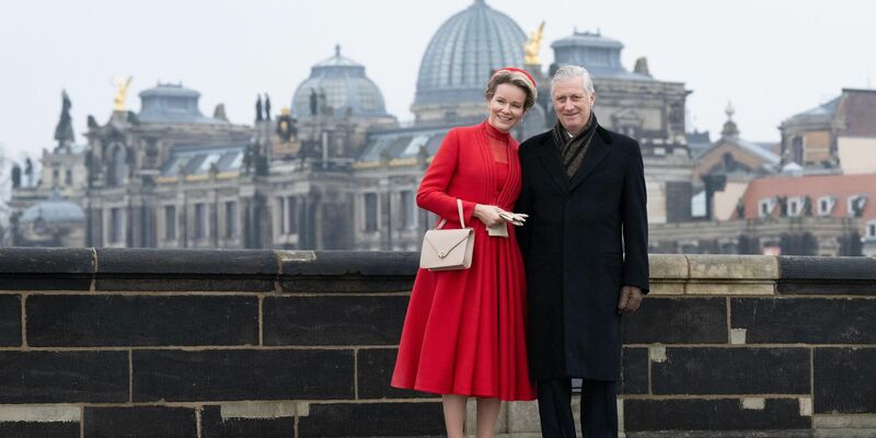 Königin Mathilde und König Philippe von Belgien stehen auf der Augustusbrücke vor der Kuppel der Kunstakedemie in Dresden. - Foto: Sebastian Kahnert/dpa