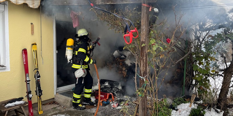 FW-M: Gartenlaube in Brand (Moosach) - Foto: presseportal.de