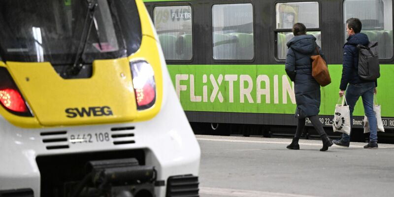 Auf der Schiene ein Konkurrent der Bahn: Der Münchener Fernzug-Anbieter Flixtrain. - Foto: Bernd Weißbrod/dpa