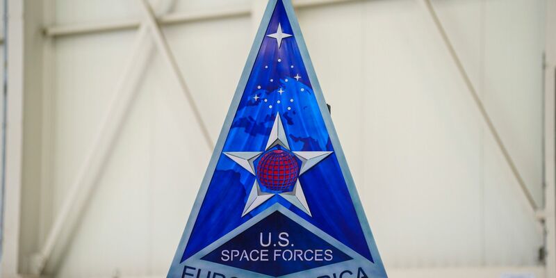 Die Space Force als eigene US-Teilstreitkraft war 2019 vom damaligen US-Präsidenten Donald Trump ins Leben gerufen worden. Sie ist neben Heer, Marine, Luftwaffe, Marineinfanteriekorps und Küstenwache die sechste eigenständige Teilstreitkraft der USA. - Foto: Andreas Arnold/dpa