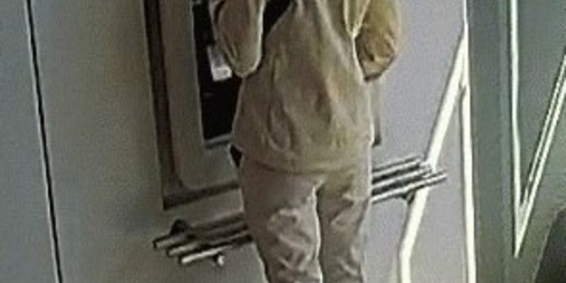 FW-E: Fahrradakkus brennen in einer Wohnung im Mehrfamilienhaus - Fluchtweg für Mieter durch Brandrauch abgeschnitten - Menschenrettung über tragbare Leitern - Foto: presseportal.de