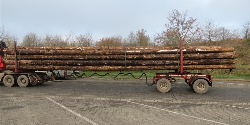 POL-PPTR: Holztransport mit beschädigten Reifen und deutlicher Überladung unterwegs - Foto: presseportal.de