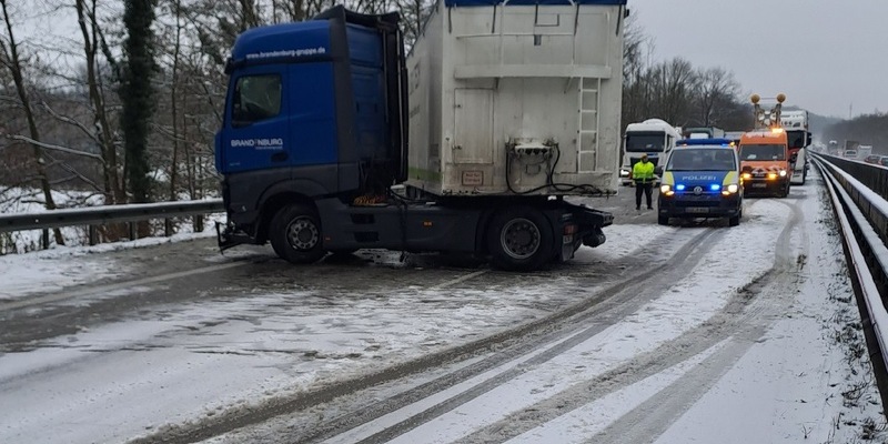 POL-CUX: Erneut einsetzende Schneefälle und überfrierende Nässe führen zu mehreren Verkehrsunfällen auf der BAB - Vollsperrung zwischen Ihlpohl und Schwanewede (Lichtbild in der Anlage) - Foto: presseportal.de