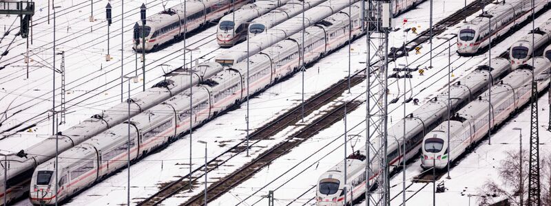 Aufgrund des Streiks bleiben die meisten Züge heute stehen, auch diese ICE auf einer verschneiten Gleisanlage bei München. - Foto: Matthias Balk/dpa