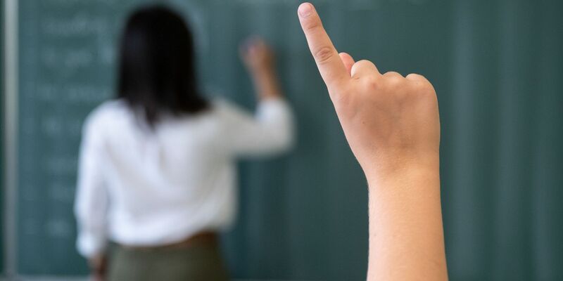 Die Experten schlagen zudem vor, neben dem klassischen Lehramtsstudium mit einem neuen Studiengang einen zweiten Weg in den Lehrberuf zu eröffnen. Auch das Referendariat könne durch eine bessere Verschränkung von Studium und Praxis verkürzt werden. - Foto: Marijan Murat/dpa