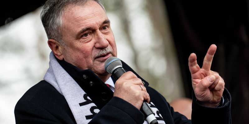 «Im Januar wird es nach einer erfolgreichen Urabstimmung längere Streiks geben», sagt GDL-Chef Claus Weselsky. - Foto: Fabian Sommer/dpa