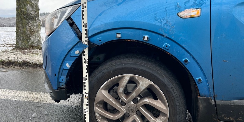 POL-HX: Wie kommen rote Fasern an das blaue Unfallauto? - Foto: presseportal.de