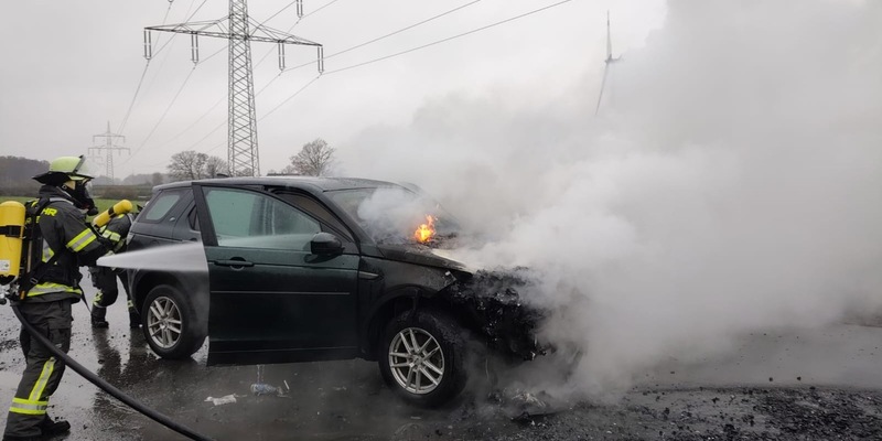 FW-WRN: FEUER_1 - LZ3 - PKW-Brand - Foto: presseportal.de
