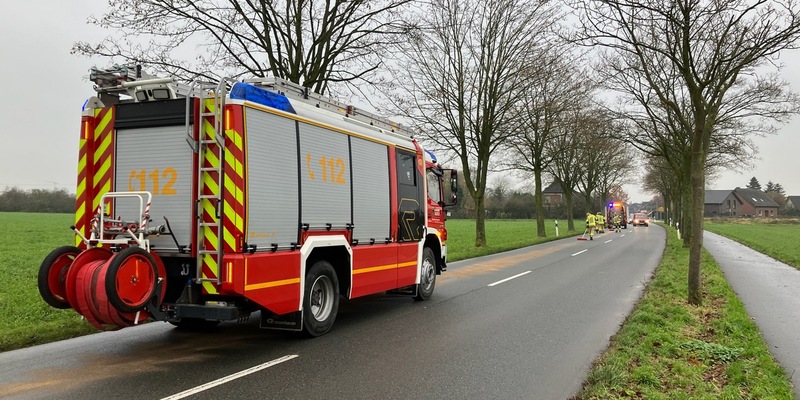 FW Alpen: Ausgelaufene Betriebsmittel über mehrere Kilometer - Foto: presseportal.de