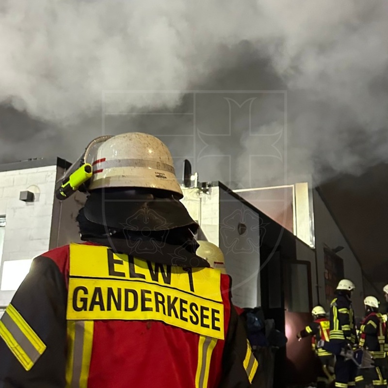 FW-OLL: Vollbrand einer Lagerhalle im Gewerbegebiet von Ganderkesee - Foto: presseportal.de