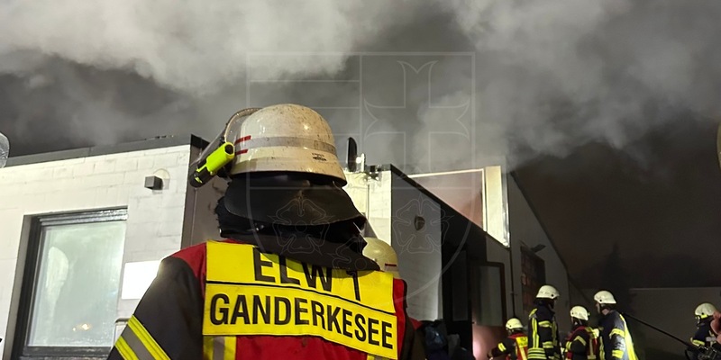 FW-OLL: Vollbrand einer Lagerhalle im Gewerbegebiet von Ganderkesee - Foto: presseportal.de