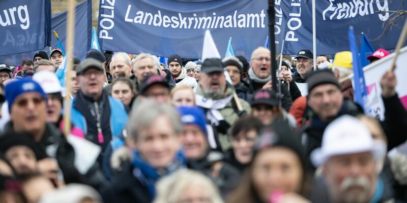 Die Gewerkschaften fordern 10,5 Prozent mehr Einkommen, mindestens aber 500 Euro mehr für die Beschäftigten der Länder. - Foto: Marijan Murat/dpa