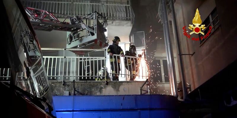 Italienische Feuerwehrleute arbeiten auf dem Balkon eines Gebäudes des Krankenhauses San Giovanni Evangelista, nachdem ein Feuer ausgebrochen war. - Foto: -/Italian Firefighters/AP/dpa