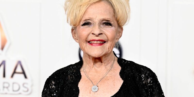 Brenda Lee war 13 Jahre alt, als sie den Song «Rockin' Around the Christmas Tree» aufnahm. Nun ist er in den USA überraschend auf Platz 1 gelandet. - Foto: Evan Agostini/AP/dpa