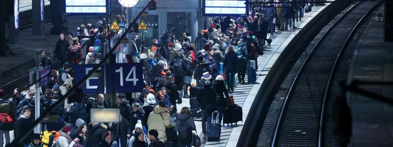 Viel los am Hamburger Hauptbahnhof nach Ende des Warnstreiks. Für das restliche Wochenende müssen sich Fahrgäste auf volle Züge einstellen. - Foto: Bodo Marks/dpa