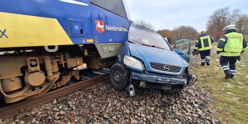 FW Lüchow-Dannenberg: +++Schwerer Verkehrsunfall bei Dannenberg +++ Zug erfasst PKW +++ PKW-Fahrer verstirbt an der Unfallstelle +++ Bahnstrecke gesperrt +++ - Foto: presseportal.de