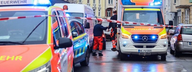 Krankenwagen und Polizei am Tatort in Hagen. - Foto: Alex Talash/-/dpa