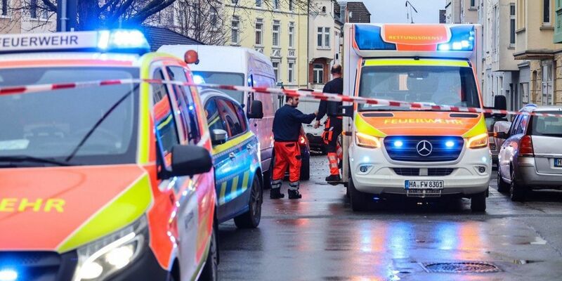 Krankenwagen und Polizei am Tatort in Hagen. - Foto: Alex Talash/-/dpa