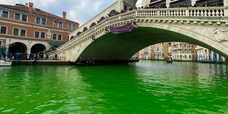 Das Wasser des Canal Grande unter der Rialto-Brücke in Venedig ist leuchtend grün gefärbt. - Foto: ---/Extinction Rebellion Venezia/dpa